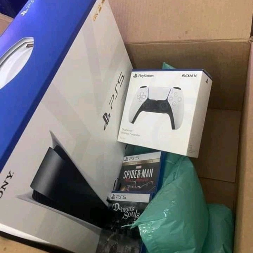 PS5 - Picture 2 of 4